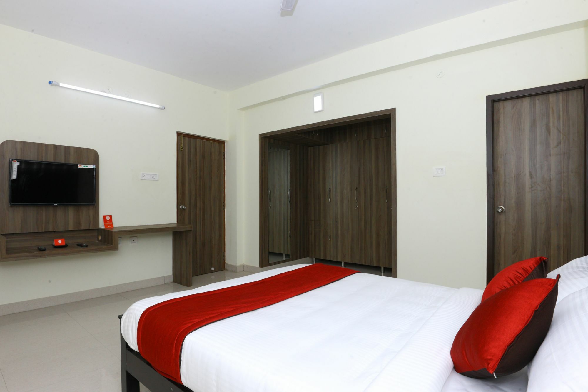 Oyo 10123 The Posh Residency Chennai