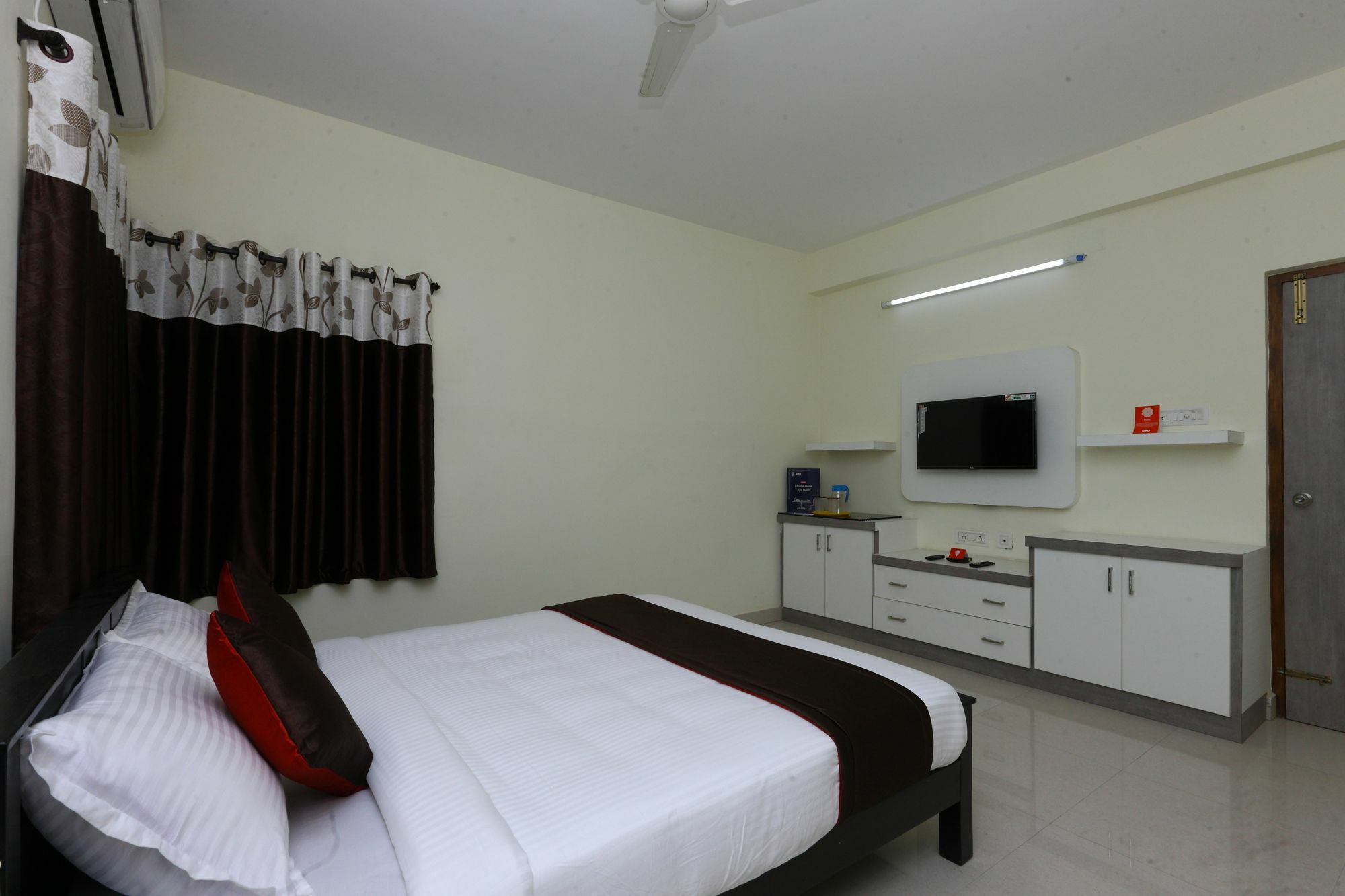 Oyo 10123 The Posh Residency *